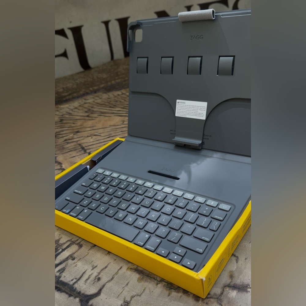 Messenger Folio Bluetooth Keyboard Case for iPad and iPad Pro